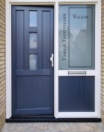 Raamfolie voordeur met kader, naam en tekst welkom